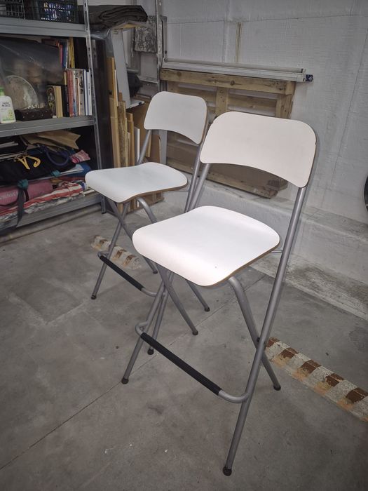 Cadeiras brancas altas