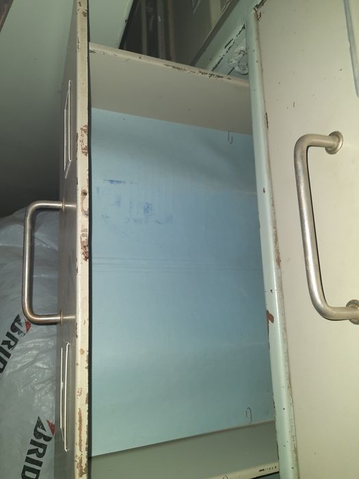 Продам шкаф железный для хранения