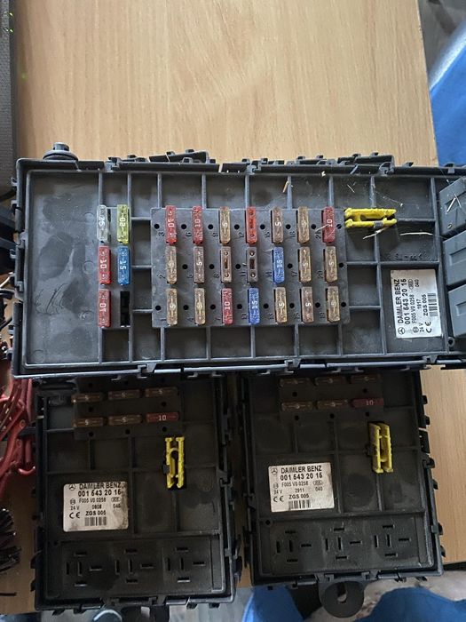 Mercedes Vario блок запобіжників 24V