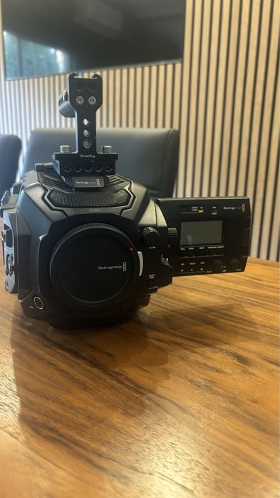 Câmera BLACKMAGIC URSA 4,6k mini pro c/lente,cartão  e acessorios.