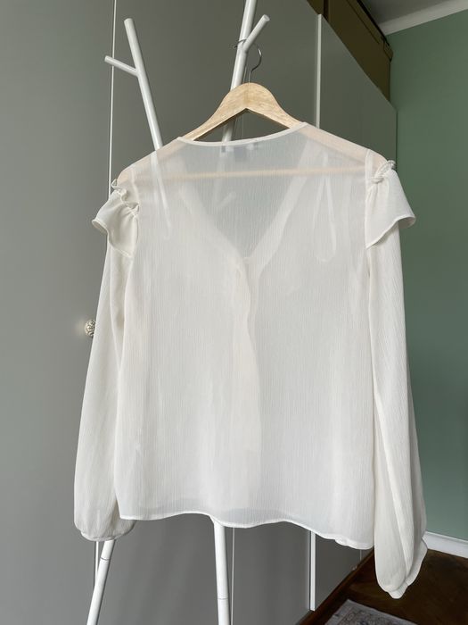 Biała koszula damska z dużym kołnierzem rozmiar M modna bluzka falbany