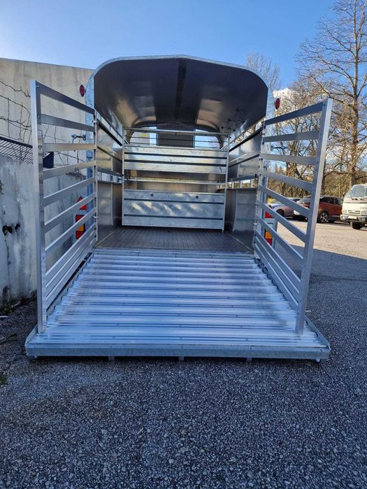 Reboque para transporte de animais c/depósito animais