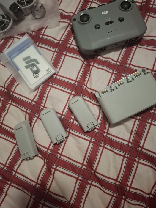 Drone DJI NEO c/ controlo remoto, 4 baterias, carregador, kit hélices reserva e mala de arrumação