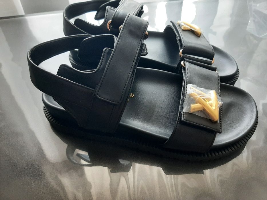 Кожаные сандали в стиле известного бренда