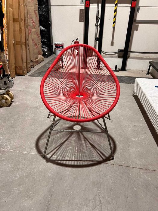 17 cadeiras Acapulco encarnadas com pernas em aço escovado