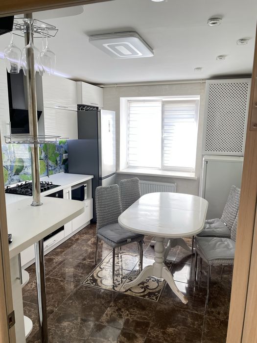 Продається затишна квартира з гаражом та підвалом,Центр міста