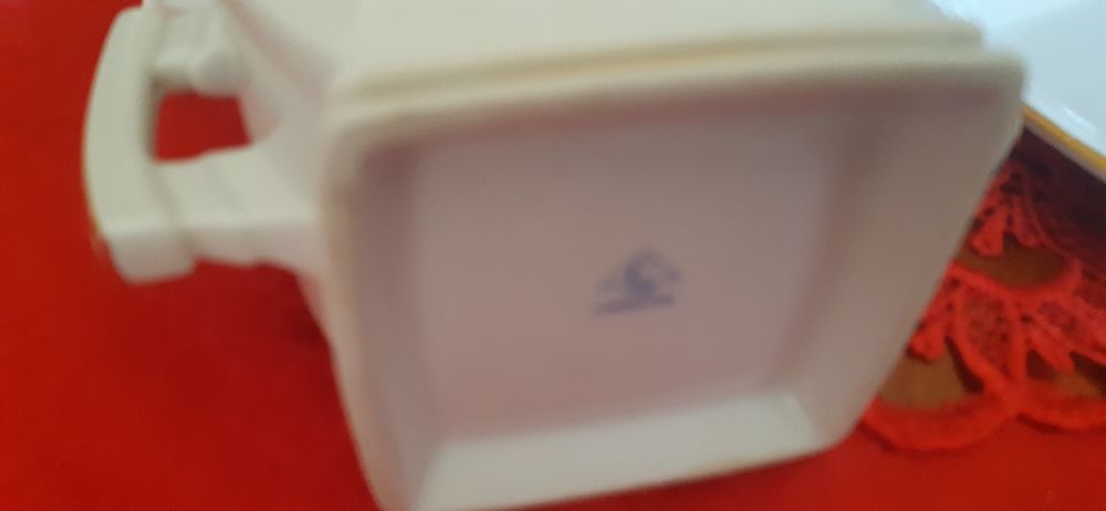 Ćmielów porcelana zdobiona motywem z Orzełkiem