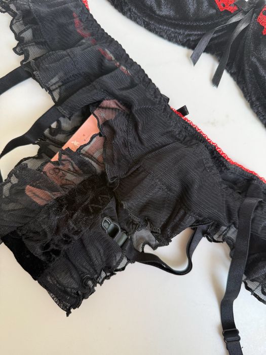 Komplet czarnej bielizny stanik i majtki stringi falbanki bardotka