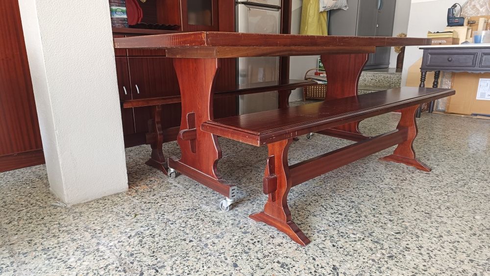 Mesa em madeira, com tampo em mármore e bancos