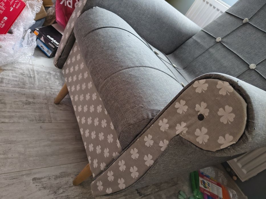 Duży fotel uszak szary kwiaty drewniane nogi