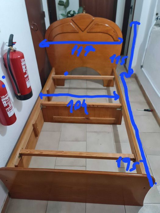 Cama solteiro de madeira com arrumação + colchão