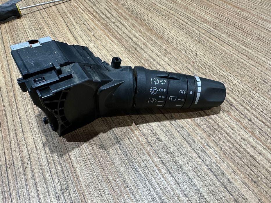 Переключатель подрулевой правый Nissan Primera P12  25260AV610