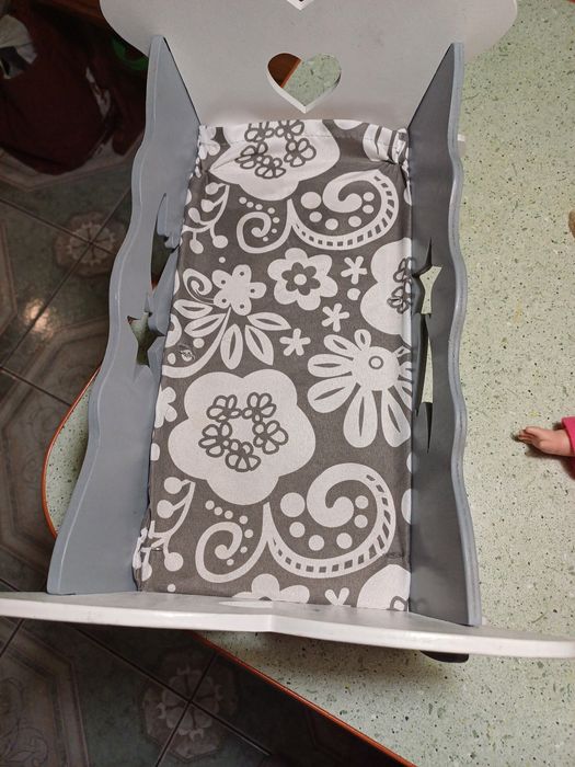 Kołyska plus lalka interaktywna.