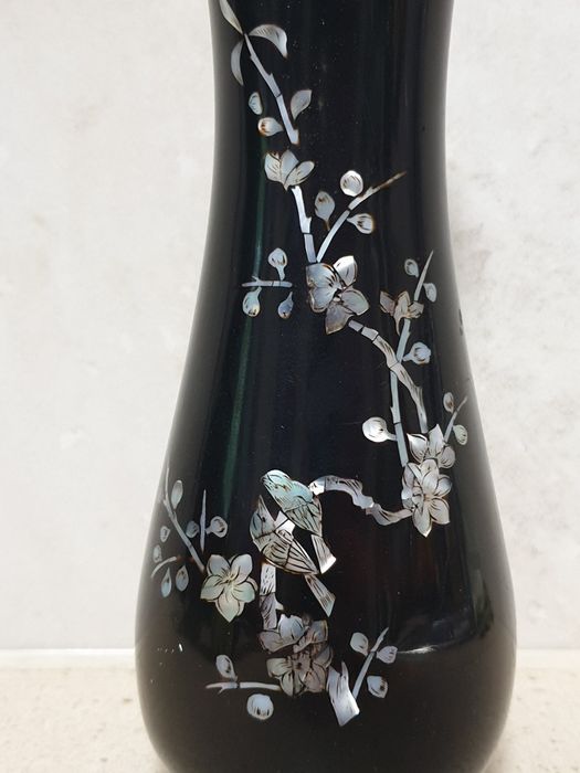 Linda jarra asiática vintage em madeira lacada com  madrepérola