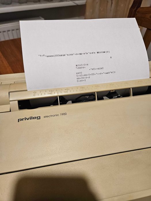 Elektroniczna maszyna do pisania "privileg electronic 1900"
