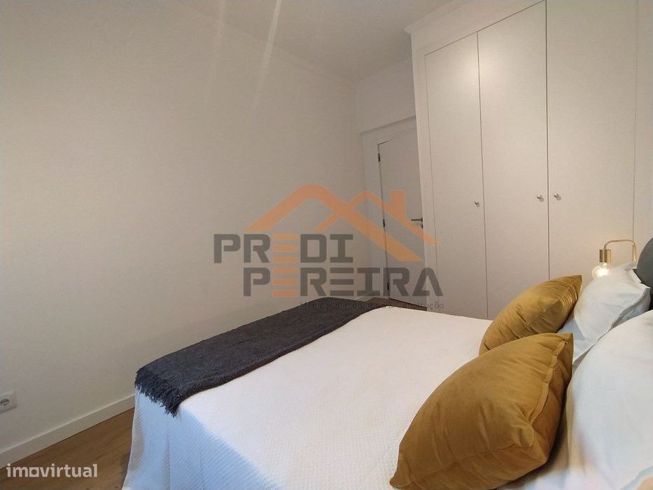 Situado em Benfica, apartamento T3 em processo de remodelação.