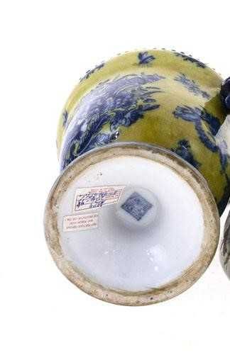 Pote com tampa e pegas laterais, China