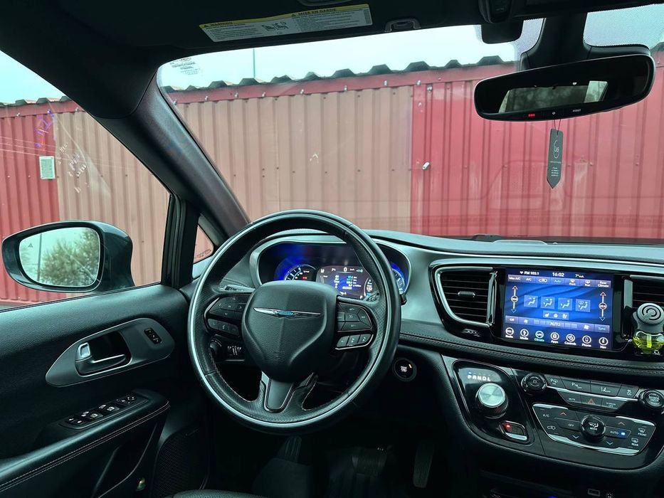 Chrysler Pacifica 2019 року, 3.6 гібрид, автомат, передній привід,233т