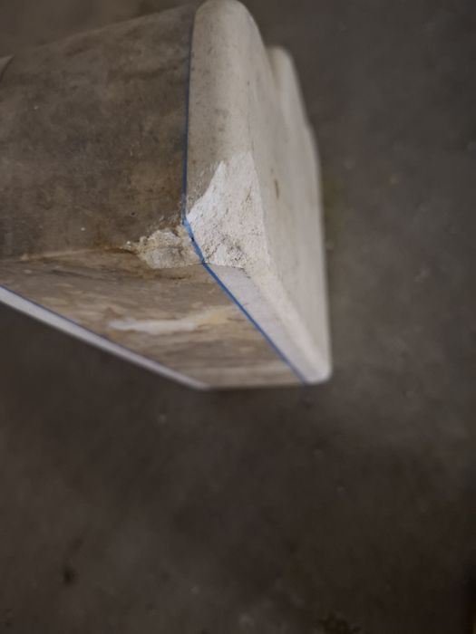 Escultura em pedra para segurar livros, muito bonitas com um relevo a azul cobalto e contraste de pedras bege.