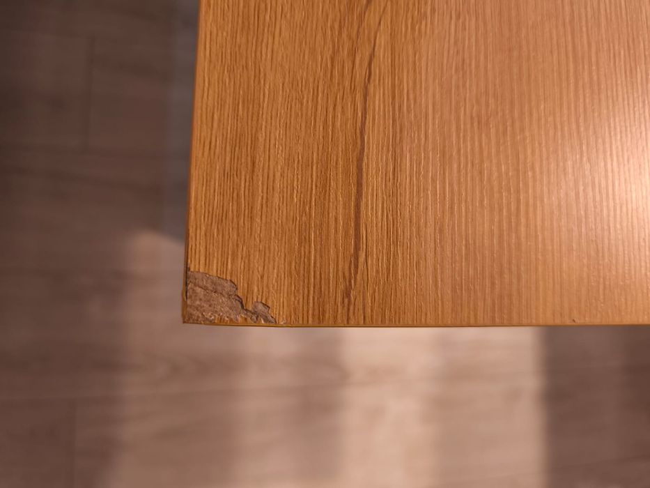 Stół rozkładany z metalowymi nogami