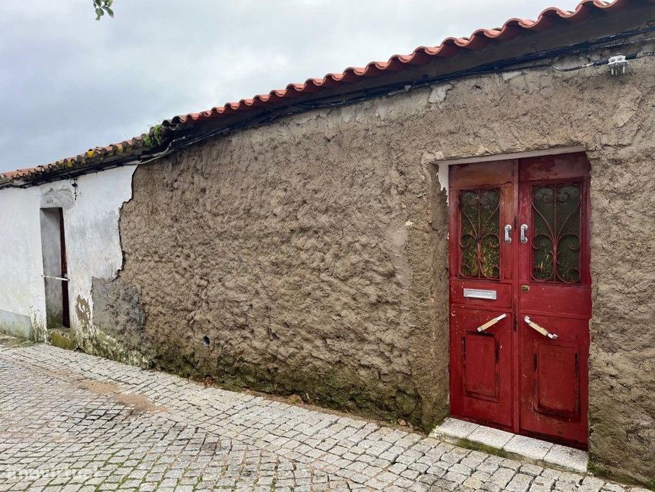 Moradia por recuperar com 200 metros quadrados