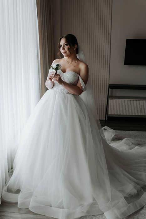 Весільна сукня пишта