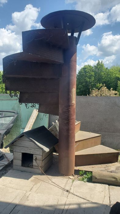 Сходи металеві гвинтові Винтовая лесница на другий поверх