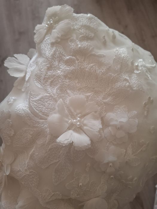 Ніжна молочного кольору святковаНіжна молочного кольору сукня та туфел