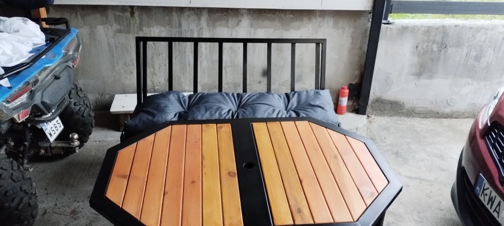 Piękny zestaw mebli ogrodowych dwie ławki i stoliki