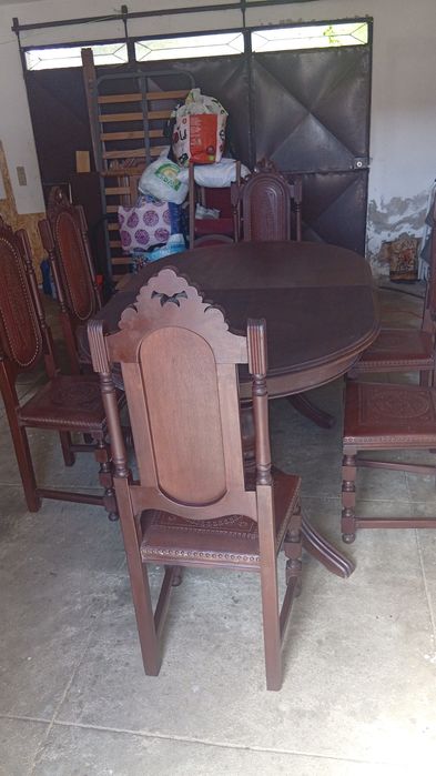 Vendo uma mesa rústica e bom estado de conservação com seis cadeiras