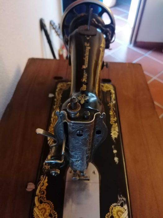 Maquina de costura muito bem estimada, restaurada - SINGER