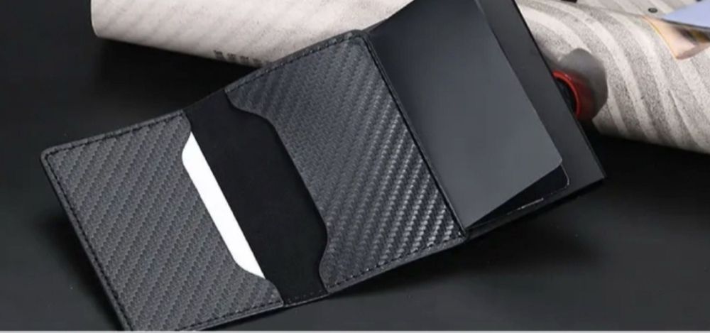 Магнитный автоматический зажим для банковских карт