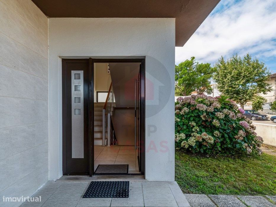 Moradia contemporânea com piscina privada em Salir do Porto