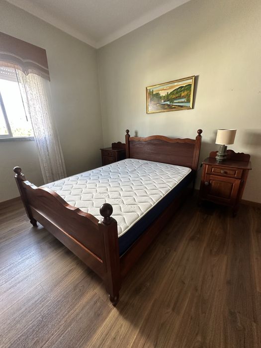 Cama de casal em madeira maciça + 2 mesas de cabeceira + colchão