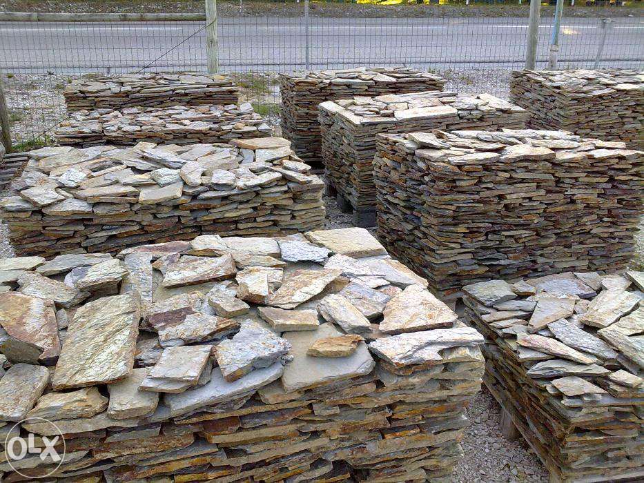 pedra rústica vidraço amarelo