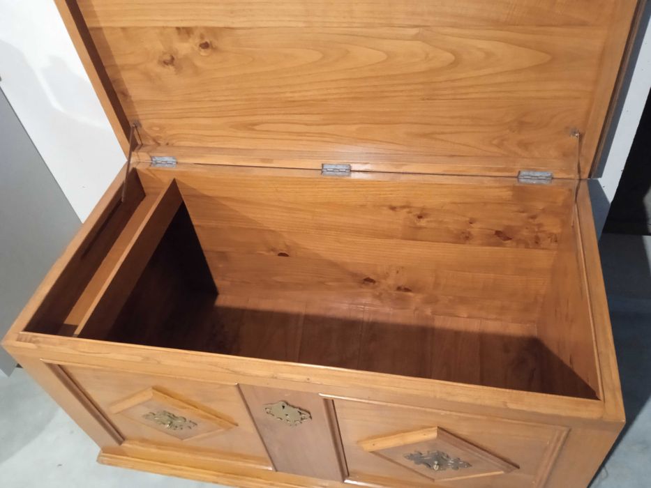 Arca de madeira maciça como nova