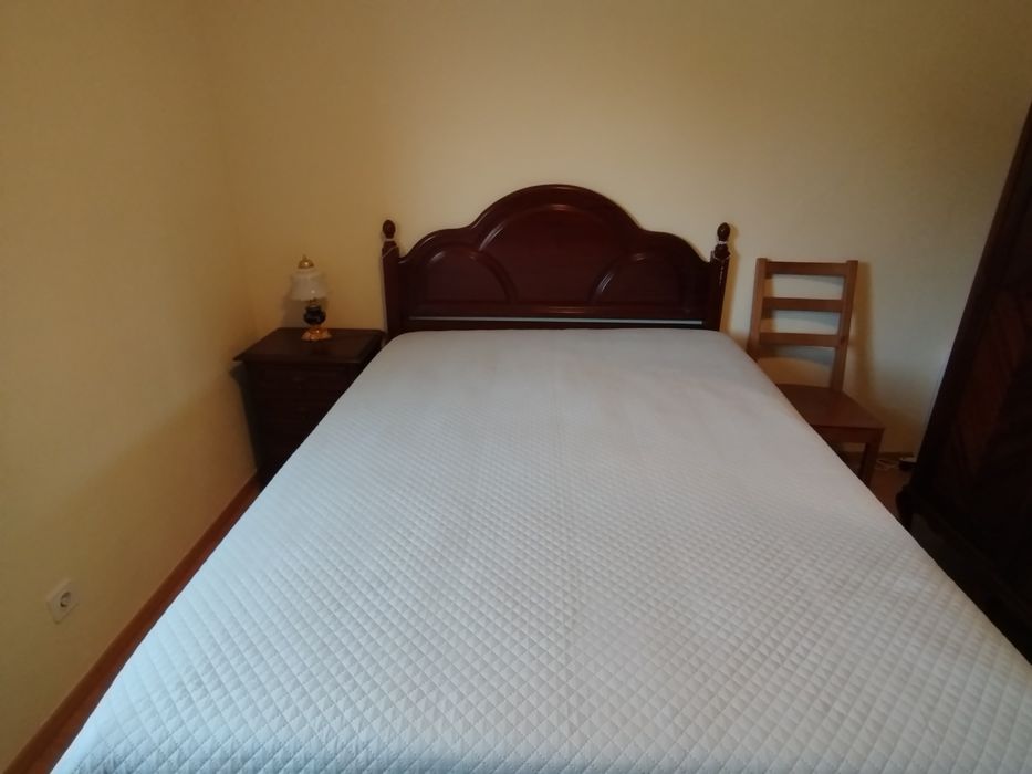 Cama casal (completa) + mesinha + guarda-vestidos