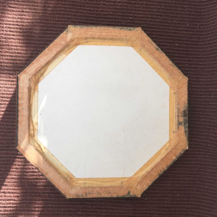Moldura com bordado de borboletas feito à mão.