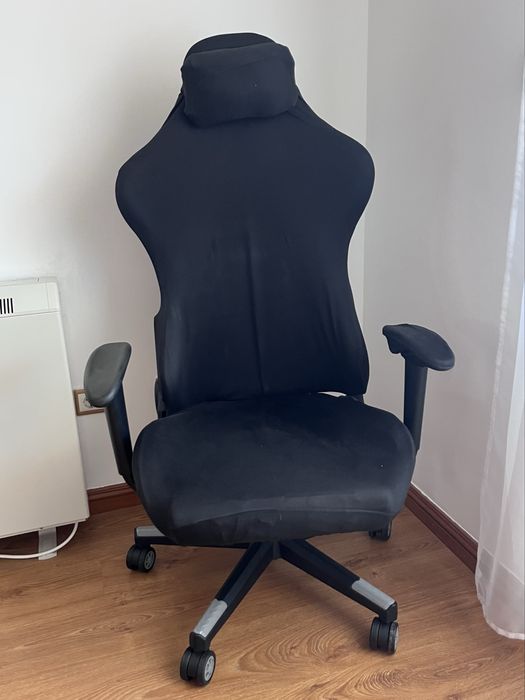 Cadeira gaming cinza e preta