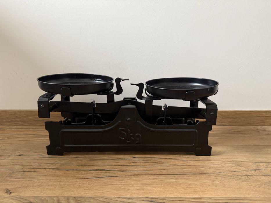 Stara waga czarna scenografia