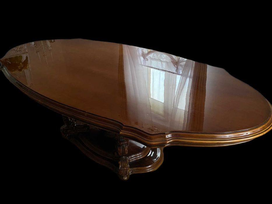 Stylizowany stół neobarokowy, idealny do rezydencji lub hotelu