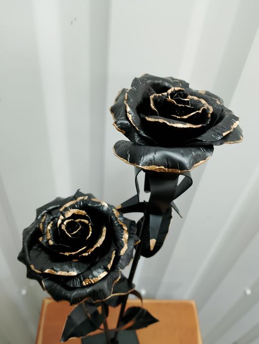 Металеві троянди