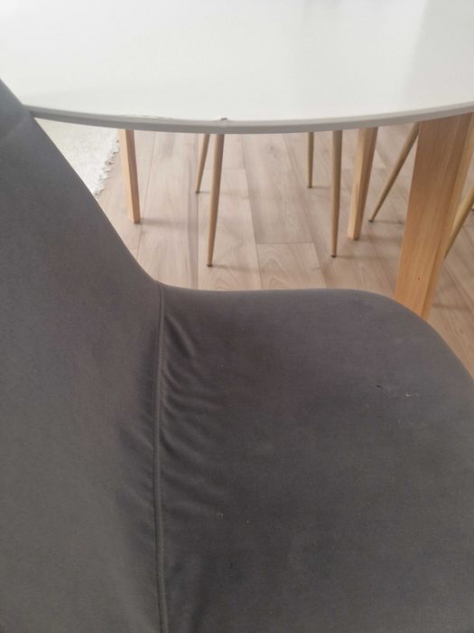 Mesa redonda bramca e cadeiras cinza