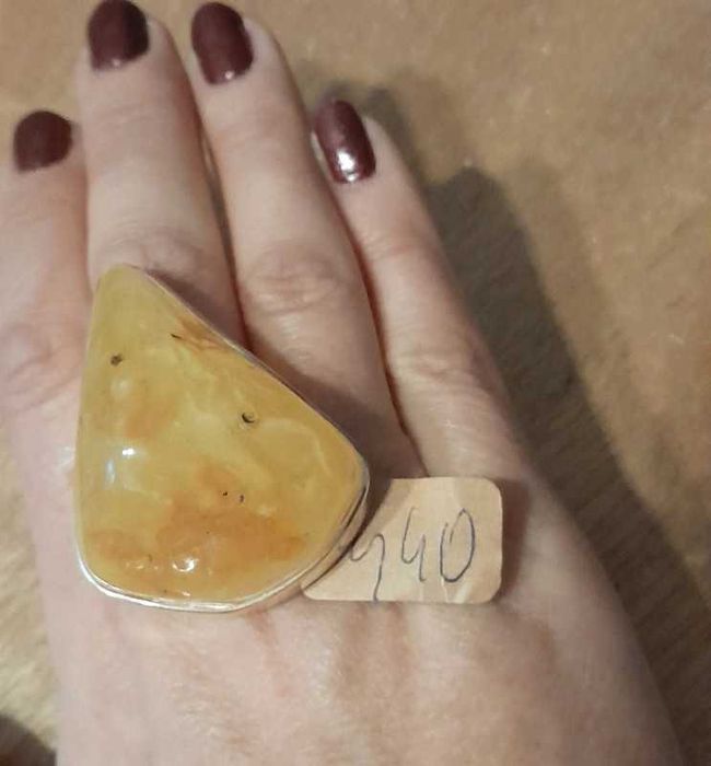 Pierścionek z bursztynem