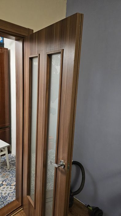 Міжкімнатні двері від забудовника. Внутрішній розмір рами  780 × 1960.