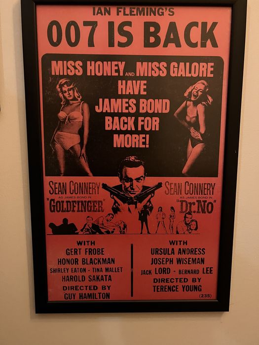 Quadros com posters de filmes Star Wars entre outros