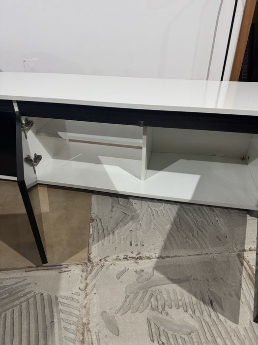 Móvel de TV Preto e Branco + Móveis de Apoio