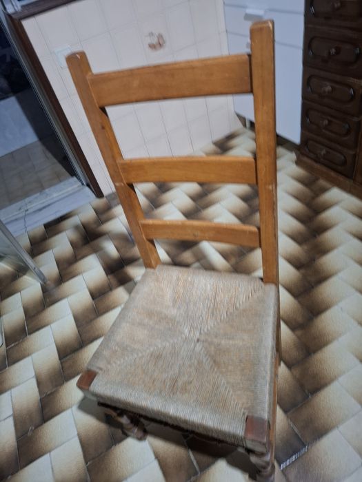 Mesa com tampo em mármore e 4 cadeiras