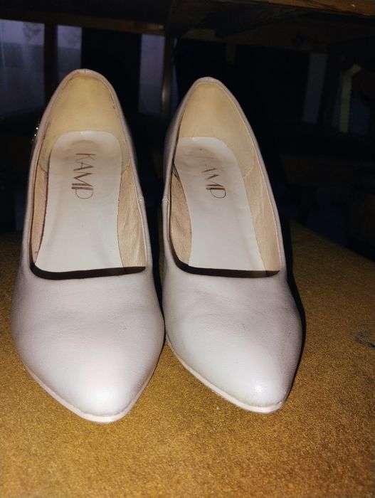 Beżowe buty na obcasie