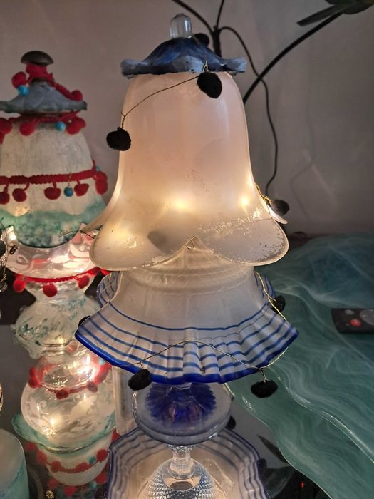 Árvore Natal com luz em vidro recuperado e
